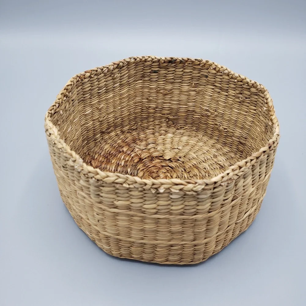 Vintage Sweet Grass Lidded Basket 70s to 90s Tightly Woven Excellent Shape 6.5